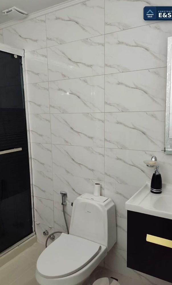 Baño remodelado con cerámica símil mármol