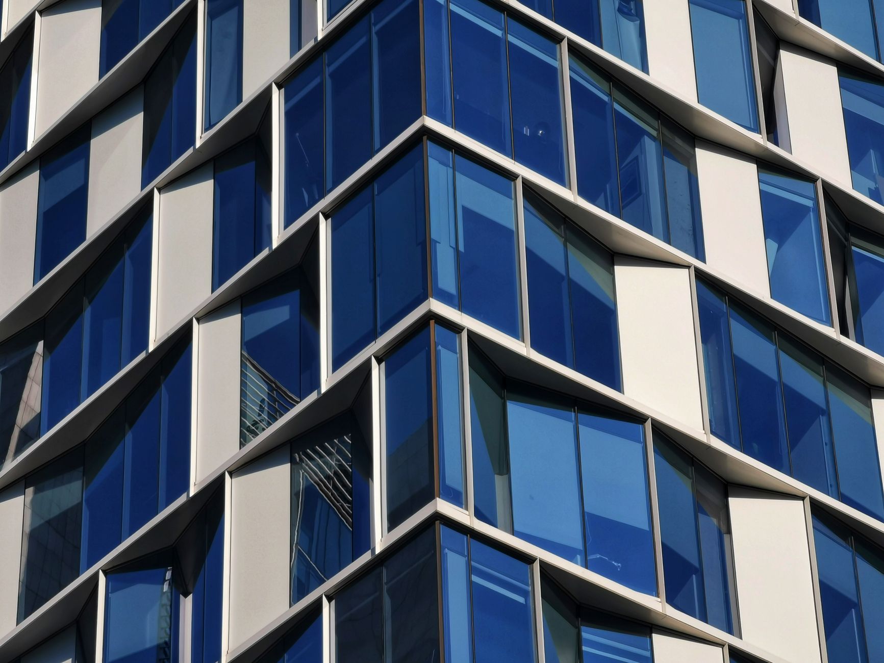 Edificio comercial de fachada de vidrio