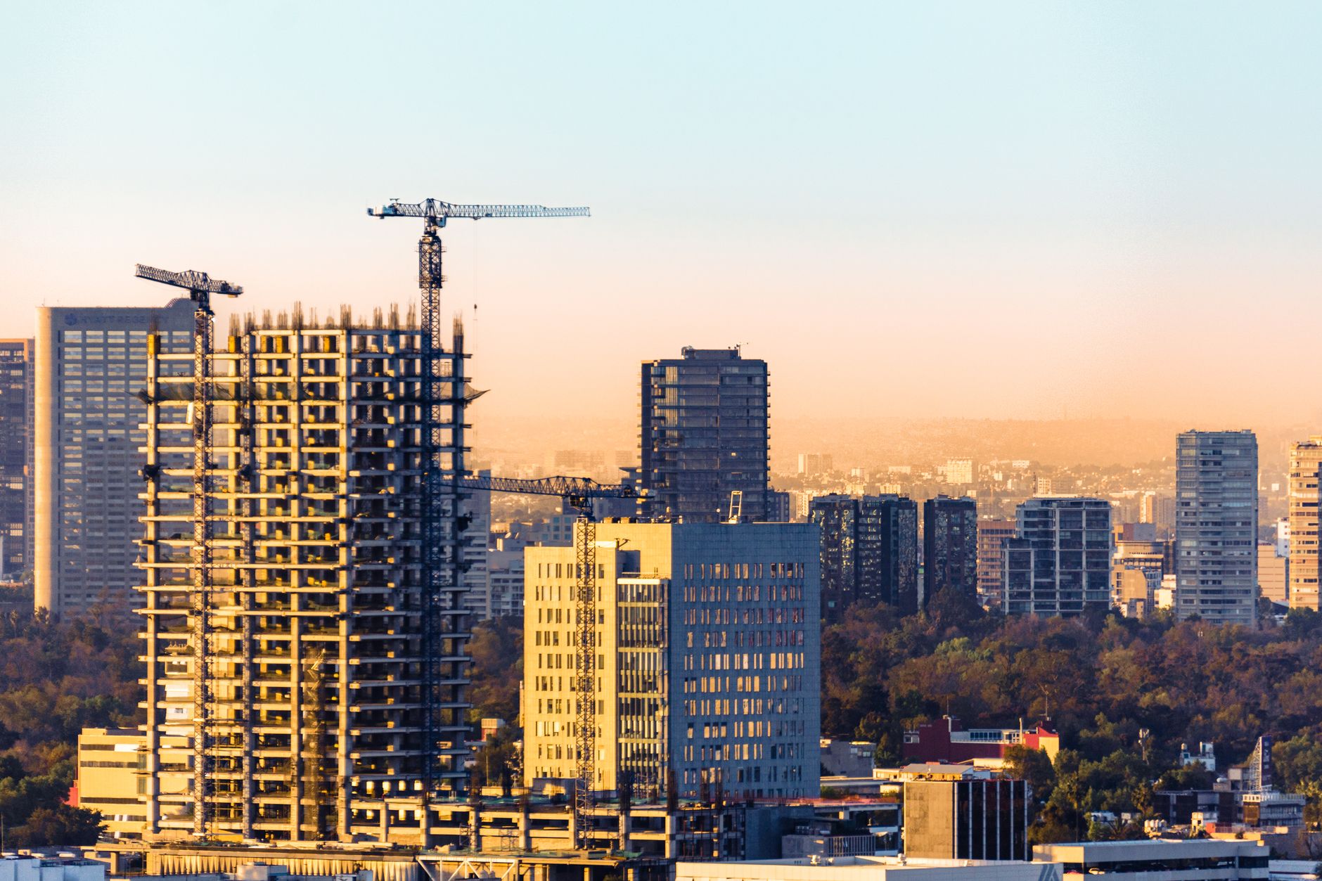 Obra en construcción al atardecer, edificios en desarrollo