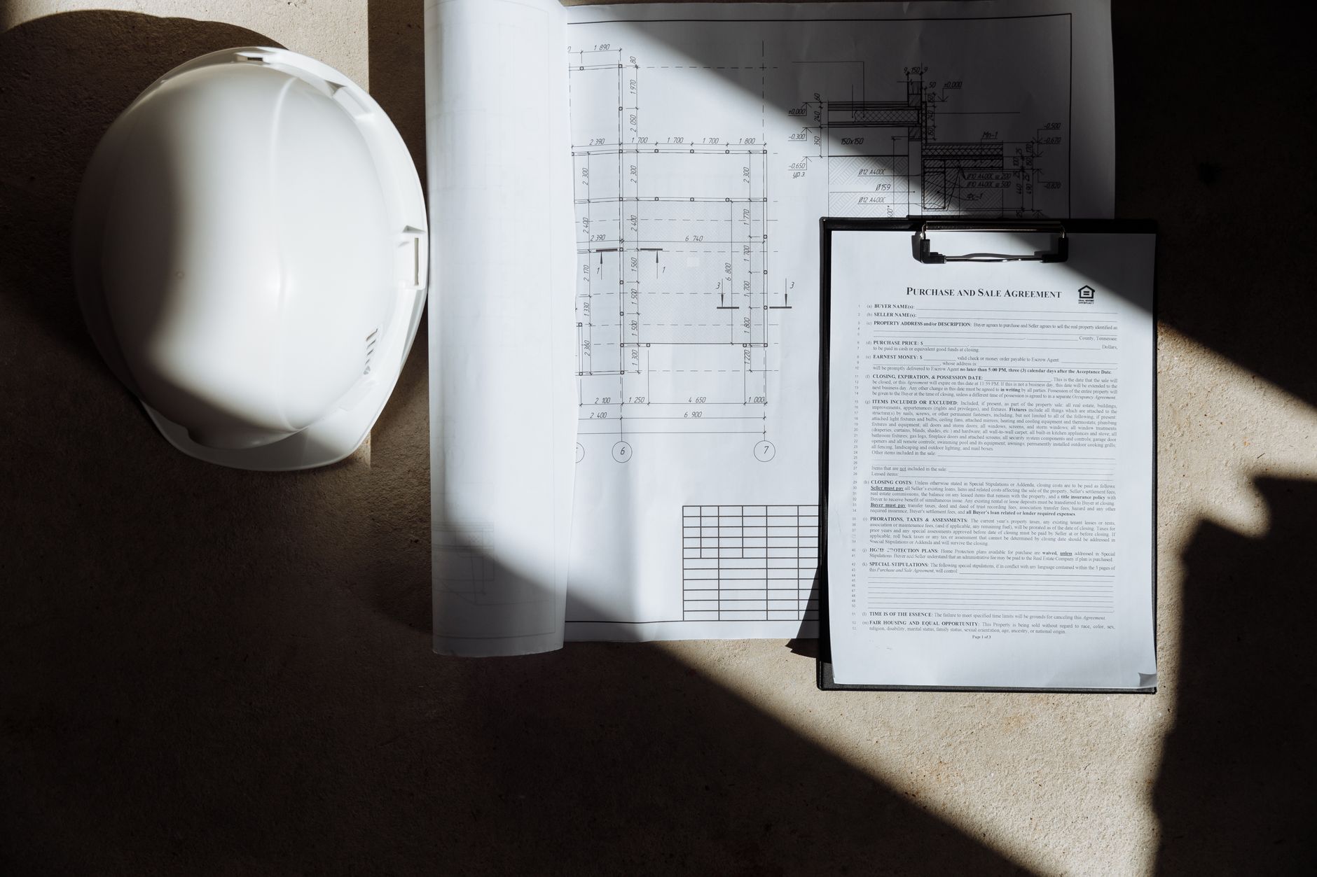 Casco de seguridad sobre planos de construcción
